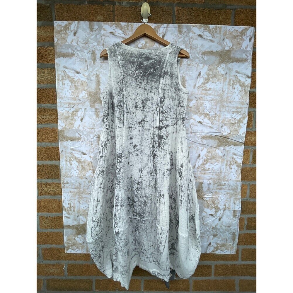 “Eleven Stitch Design Travel Bubble Dress Medium, White/Gray Tie‑Dye Balloon - Picture 7 of 11